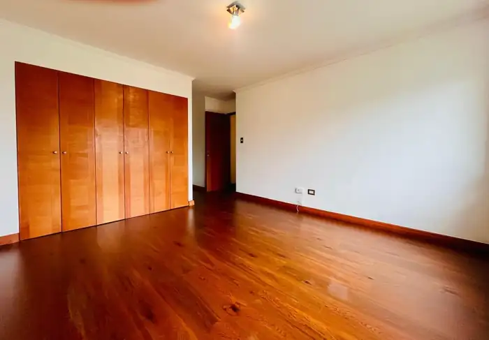 Imagen de Hermoso y remodelado departamento en edificio El Escorial. 